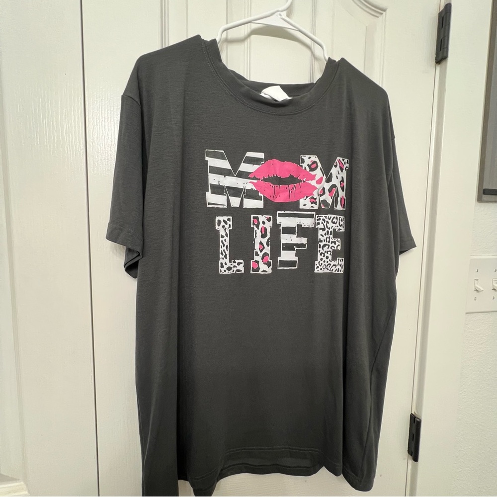 Gray 'Mom Life' Graphic T-Shirt